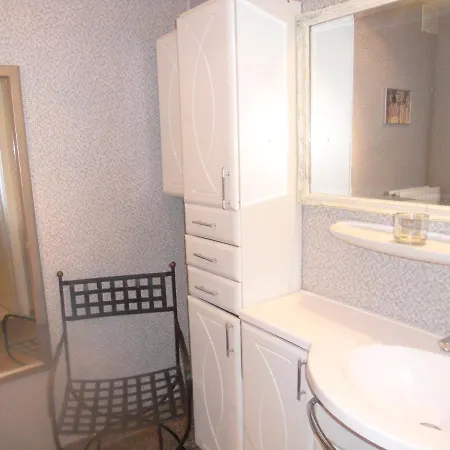 2 Bedrooms With Enclosed Garden And Wifi At 公寓